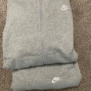 Grey Nike Jogging suit worn once perfect condition